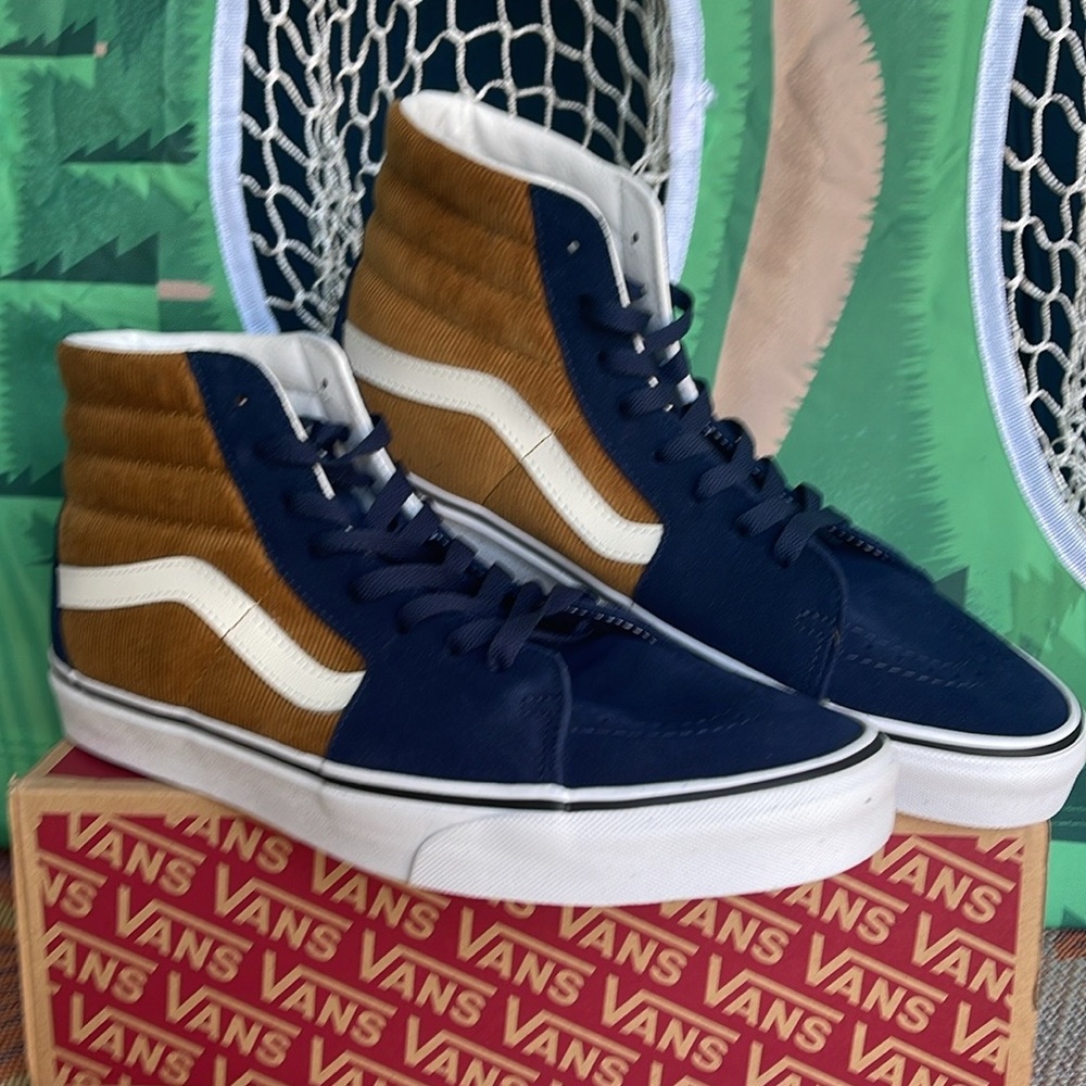 Vans Men’s Sk8-Hi
Mini Cord Blue/Brown
VN0007NS0BO
Sneakers
UNISEX CORDUROY - Picture 5 of 16